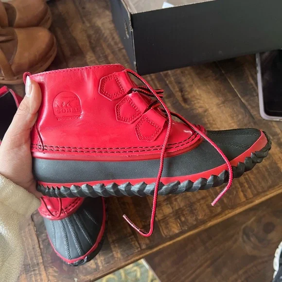 Sorel red boots - Picture 2 of 9